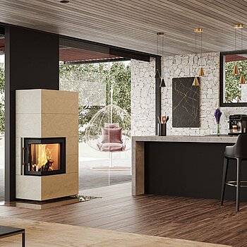 Kamin aus Naturstein steht in einem Wohnbereich vor einer großen Fensterfront.