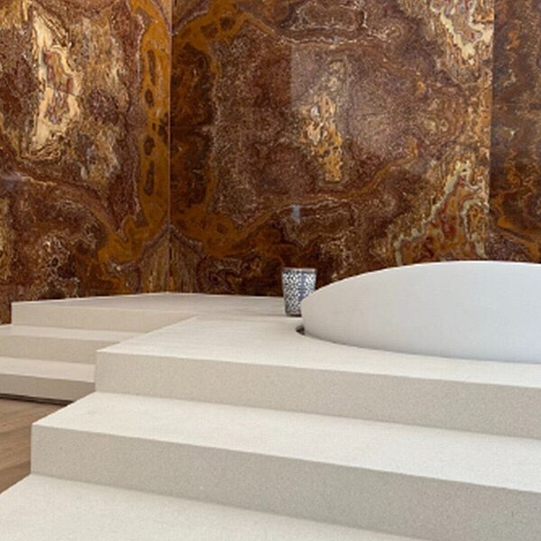 Bild einer höher gelegten Badewanne in einem modernen Badezimmer.