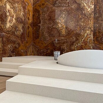 Bild einer höher gelegten Badewanne in einem modernen Badezimmer.