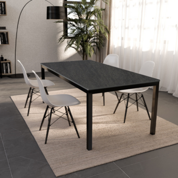 Ein schwarzer Tisch mit vier Stühlen steht in einem hellen und modernen Raum.