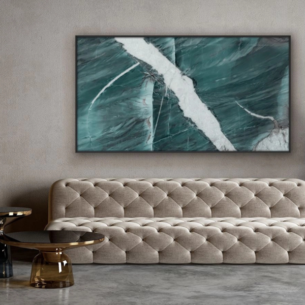 Ein blau-grünes Steinbild hängt über einem beigen Sofa, neben dem ein Beistelltisch und eine Vase stehen.