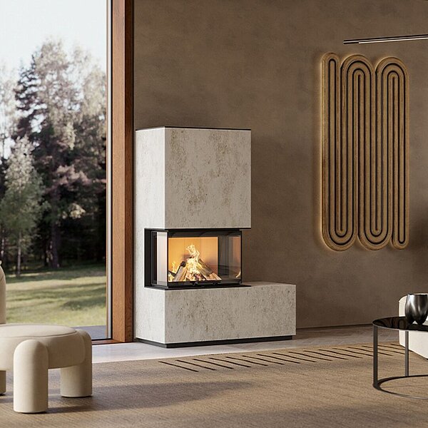 Ein beiger Kaminofen steht neben einem großen Fenster in einem modernen Wohnzimmer.