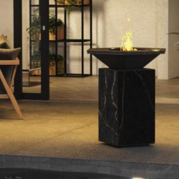 CB Plancha Feuerplatte steht auf einer vor einem Hauseingang auf einer modernen Terrasse.