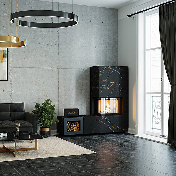 Kaminanlage steht zwischen einem Sofa und einem Fenster in einer Ecke eines Wohnzimmers.