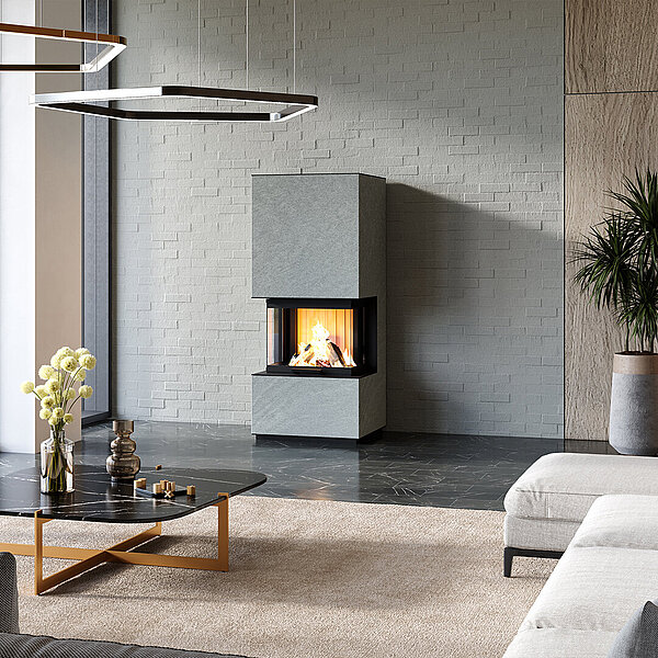 Graue Kaminanlage steht zwischen einem großen Fenster und einem Regal in einem Wohnzimmer.