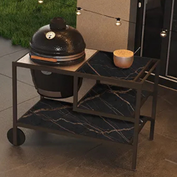 CB Monolith Grillstation in einer Edelstahlkonstruktion mit Ablagen, steht auf einer gemütlichen Terrasse.