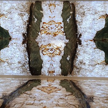 Raum mit Marmorwänden.