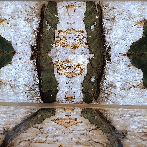 Raum mit Marmorwänden.