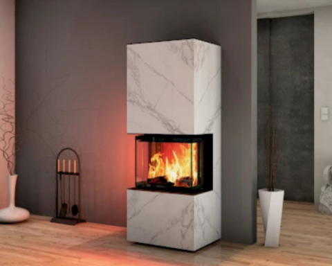 Der neocube Panorama Kaminofen steht vor einer grauen Wand in einem minimalistisch eingerichteten Wohnzimmer.