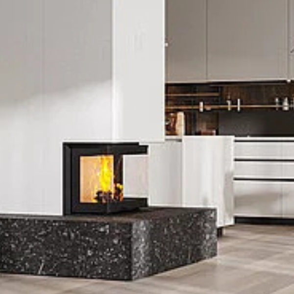 In der Mitte einer modernen, offenen Küche, die in ein Wohnzimmer übergeht, steht ein Kaminofen.
