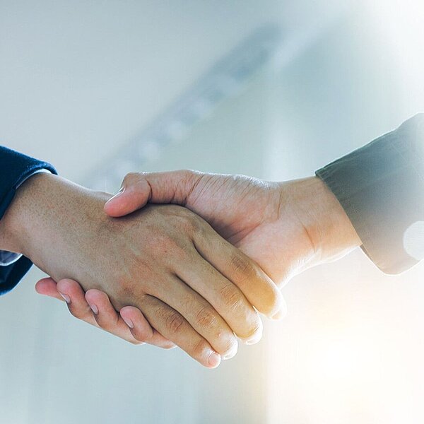 Zwei Geschäftspartner schütteln sich die Hand.
