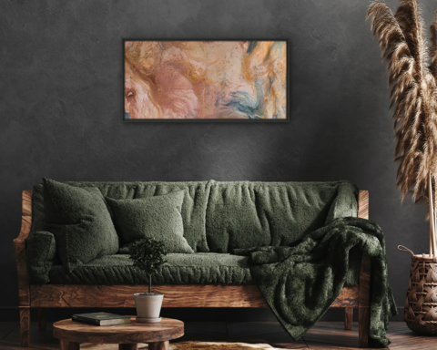 Ein farbiges, beleuchtetes Steinbild hängt vor einer dunkelgrauen Wand, vor der ein dunkelgrünes Sofa mit Tisch steht.