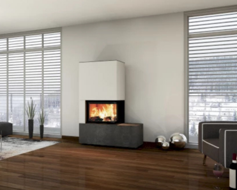 Der neocube Corner Kaminofen steht in einem modernen Wohnzimmer vor einer Wand, die von zwei Fenstern eingeschlossen wird.