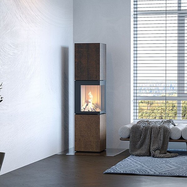 Kaminofen aus Keramik steht neben einem Fenster in der Ecke eines Raumes.