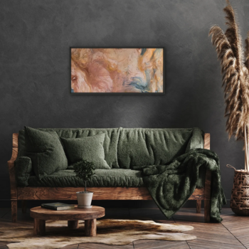 Ein farbiges, beleuchtetes Steinbild hängt vor einer dunkelgrauen Wand, vor der ein dunkelgrünes Sofa mit Tisch steht.