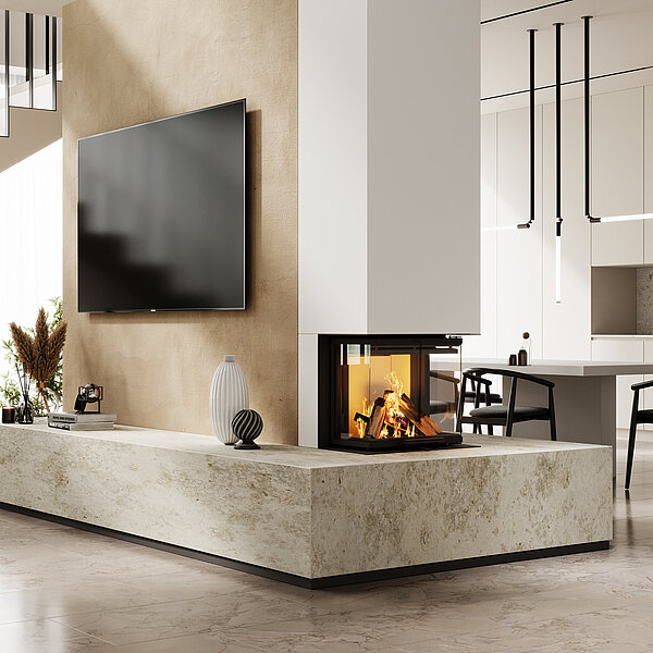 Ein eingebauter Kamineinsatz dient als Raumteiler von Küche und Wohnzimmer.