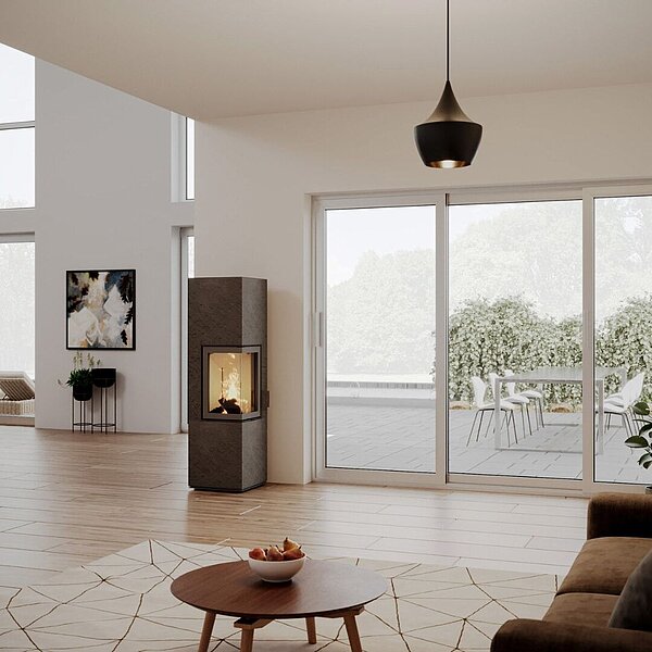 Kaminofen steht neben einem großen Fenster, durch das man den Blick auf die Terrasse hat, in einem modernen Wohnzimmer.