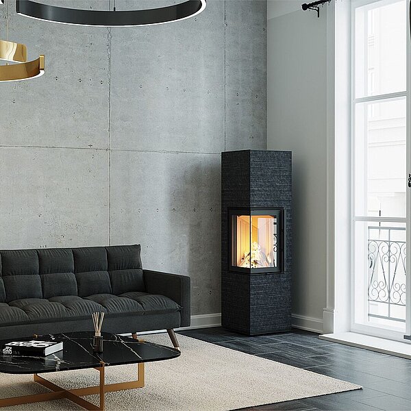 Kaminanlage steht zwischen einem Sofa und einem Fenster in einer Ecke eines Wohnzimmers.
