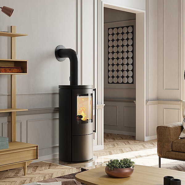 Kaminofen steht zwischen einem Holzregal und einer Couch in einem klassisch eingerichteten Wohnzimmer.