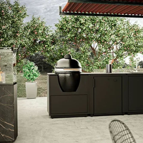 Ausschnitt einer Außenküche auf einer Terrasse mit einigen Bäumen im Hintergrund.