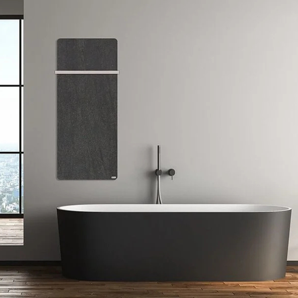 Anthrazitfarbene, längliche Infrarotheizung hängt in einem Badezimmer über eine modernen Badewanne.